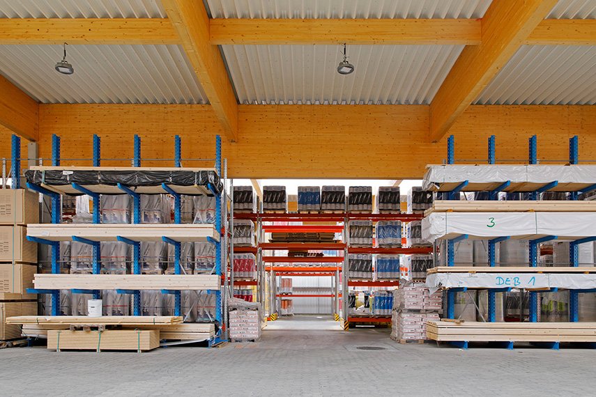 Blick zur Lagerhalle