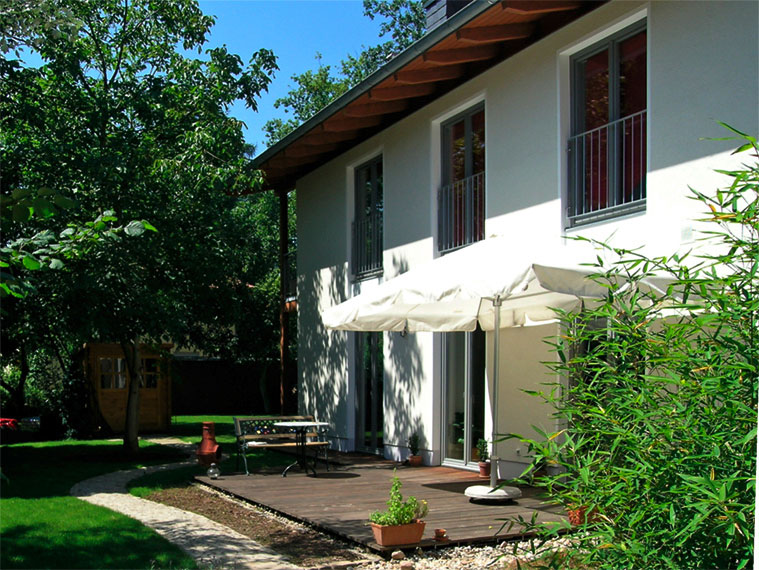 Gartenseite mit Terrasse