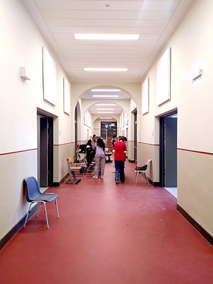 Flur mit Akustikpaneelen, Türen zu den Mensaräumen
