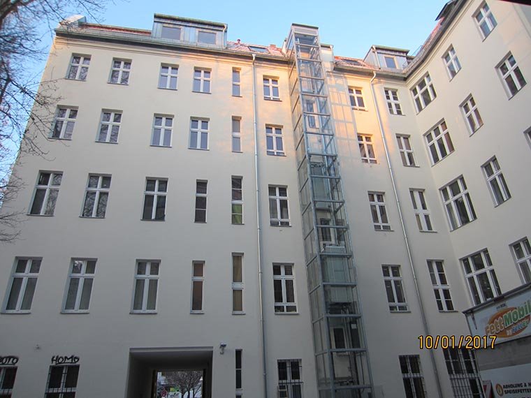Hof mit neuem Aufzug