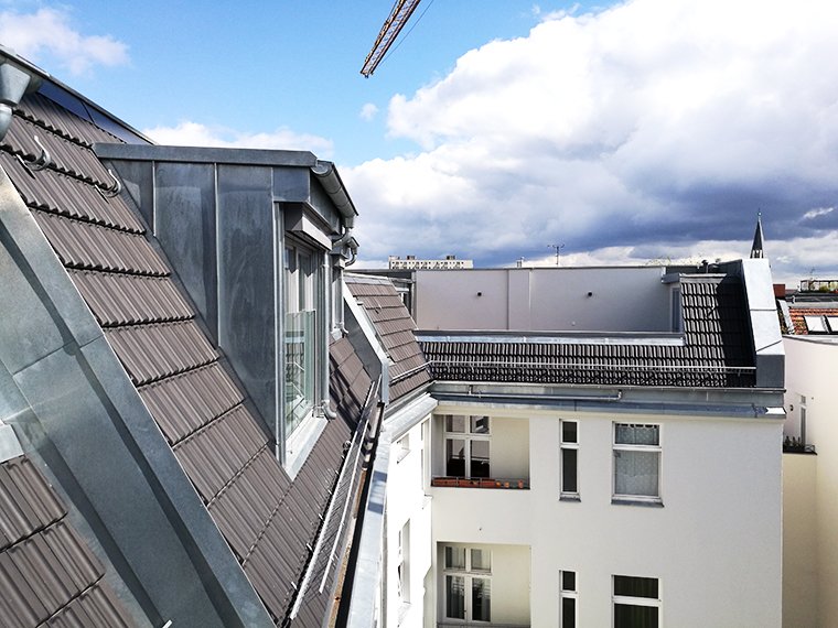 Blick auf Gauben und Terrasse zum Hof