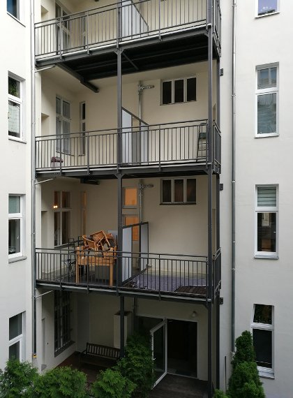Hofansicht mit neuen Balkonen