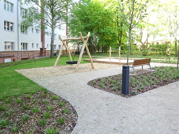 Garten mit Spielplatz