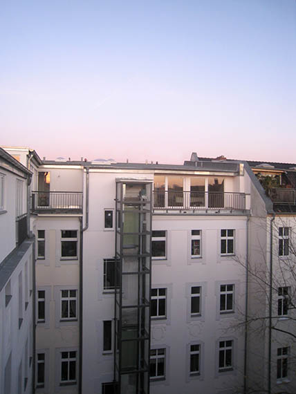 Vorderhaus mit neuem Aufzug